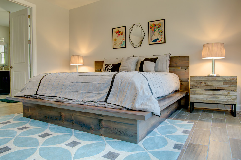 Großes Rustikales Hauptschlafzimmer ohne Kamin mit grauer Wandfarbe, hellem Holzboden und braunem Boden in Raleigh