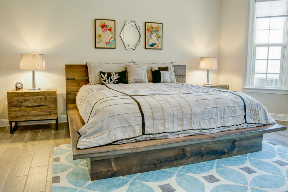 Стильный дизайн: большая хозяйская спальня в стиле рустика с коричневым полом, серыми стенами, светлым паркетным полом и фасадом камина из металла без камина - последний тренд