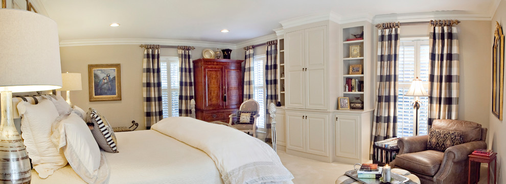 Immagine di una grande camera matrimoniale classica con pareti beige e moquette