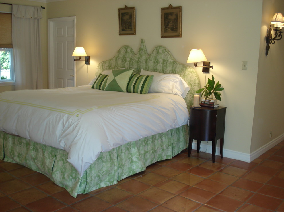 Пример оригинального дизайна: спальня в классическом стиле с бежевыми стенами и полом из терракотовой плитки