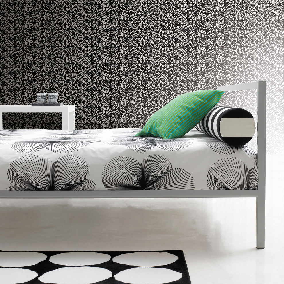 Ispirazione per una camera da letto minimalista con pareti multicolore