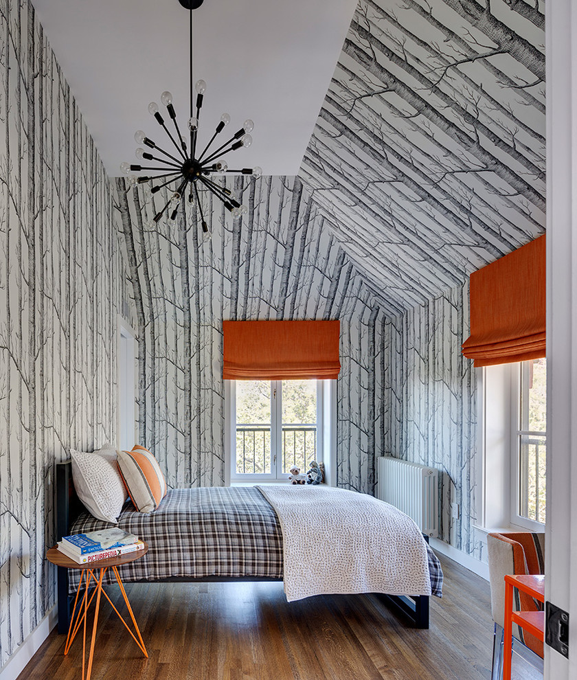 Foto de dormitorio tradicional renovado con suelo de madera en tonos medios y suelo marrón