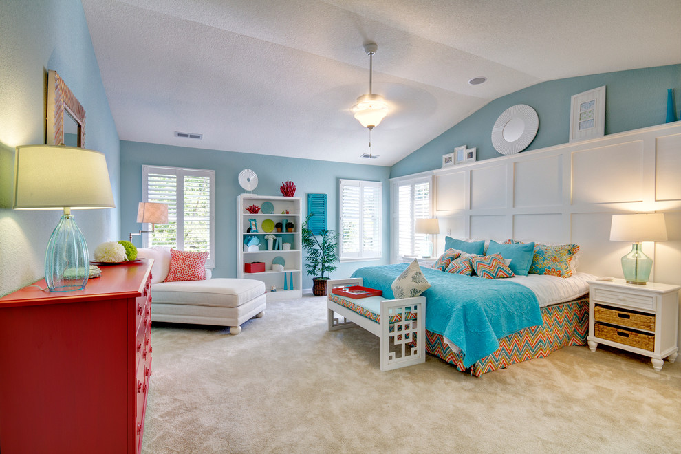 Imagen de dormitorio tradicional con paredes azules y moqueta