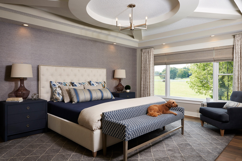 Foto de dormitorio principal clásico grande con paredes grises, suelo de madera clara y suelo marrón