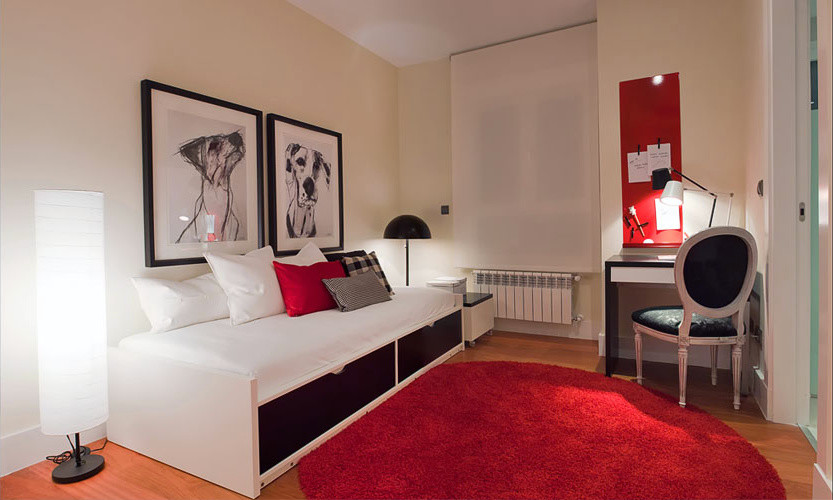 Immagine di una camera degli ospiti minimalista di medie dimensioni con pavimento in legno massello medio e nessun camino