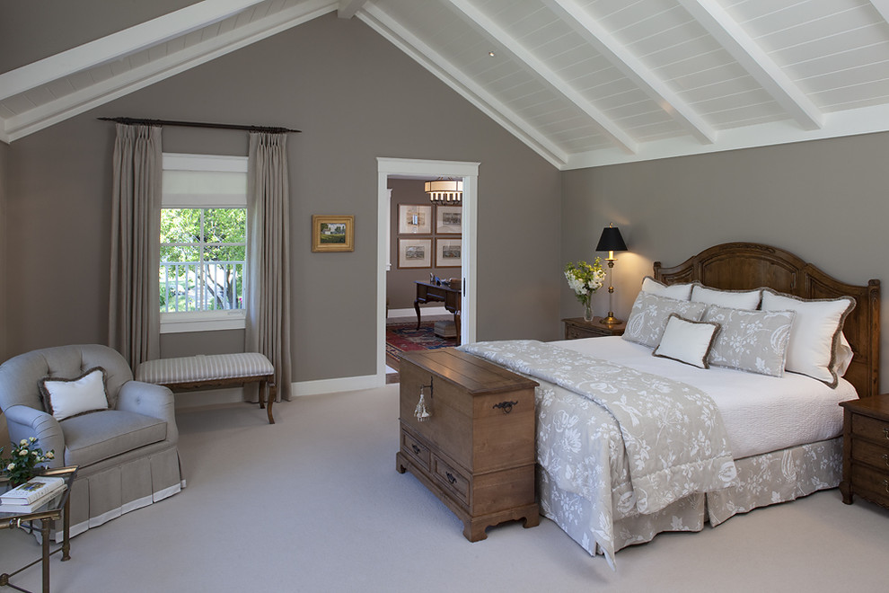 Diseño de dormitorio de estilo de casa de campo con moqueta y paredes grises
