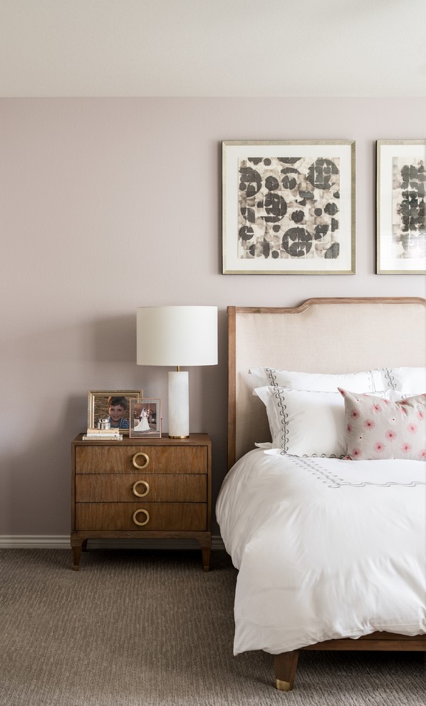 Свежая идея для дизайна: хозяйская спальня среднего размера в стиле неоклассика (современная классика) с фиолетовыми стенами, ковровым покрытием и бежевым полом без камина - отличное фото интерьера