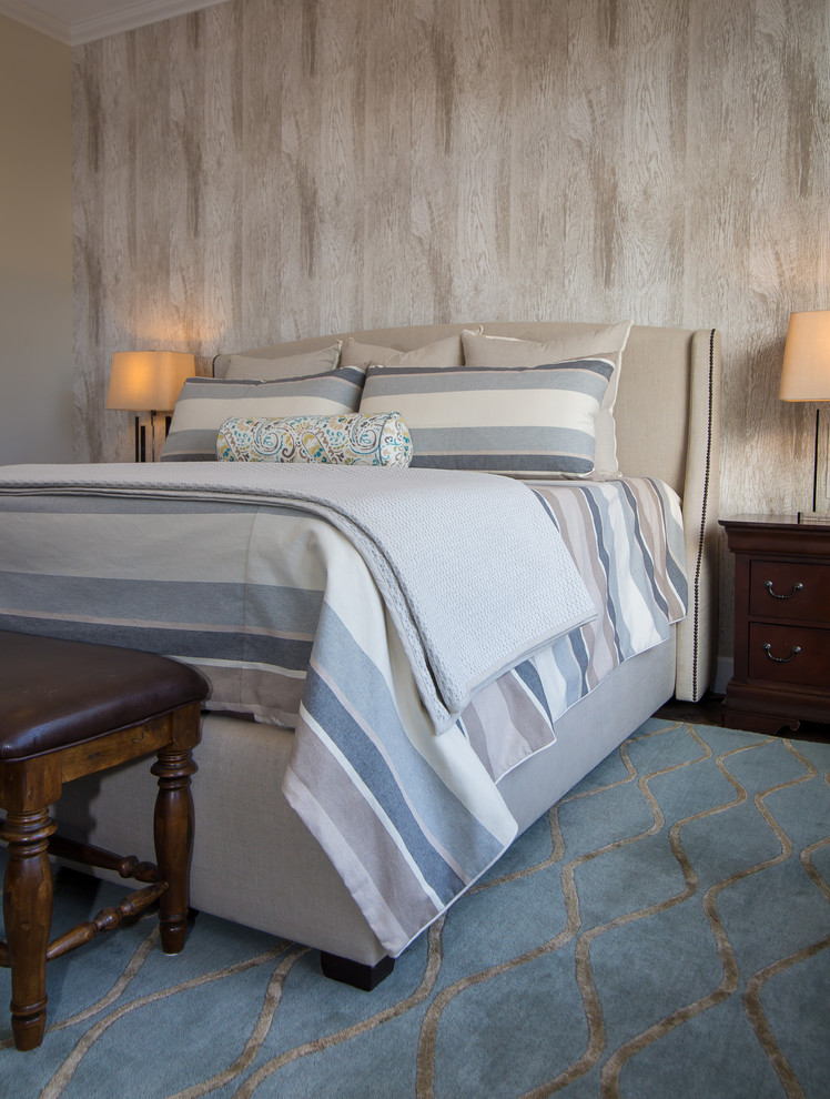 Modelo de dormitorio principal tradicional renovado de tamaño medio sin chimenea con paredes beige, moqueta y suelo azul