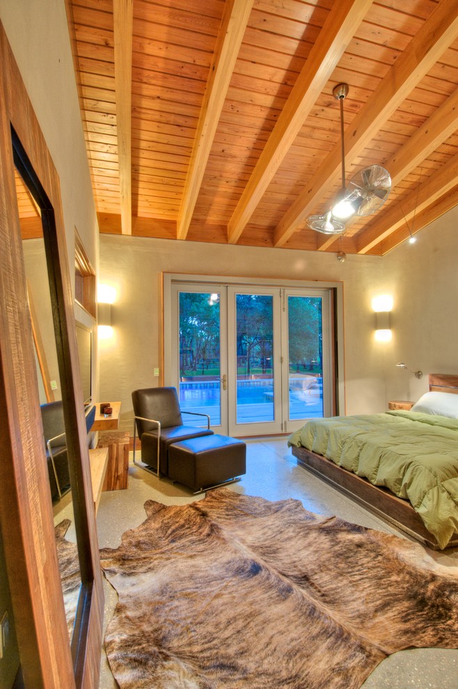 Источник вдохновения для домашнего уюта: хозяйская спальня среднего размера в стиле кантри с бетонным полом, бежевыми стенами, серым полом и балками на потолке без камина