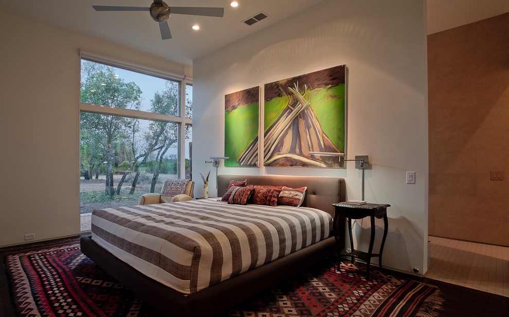 Modernes Schlafzimmer mit weißer Wandfarbe in Dallas
