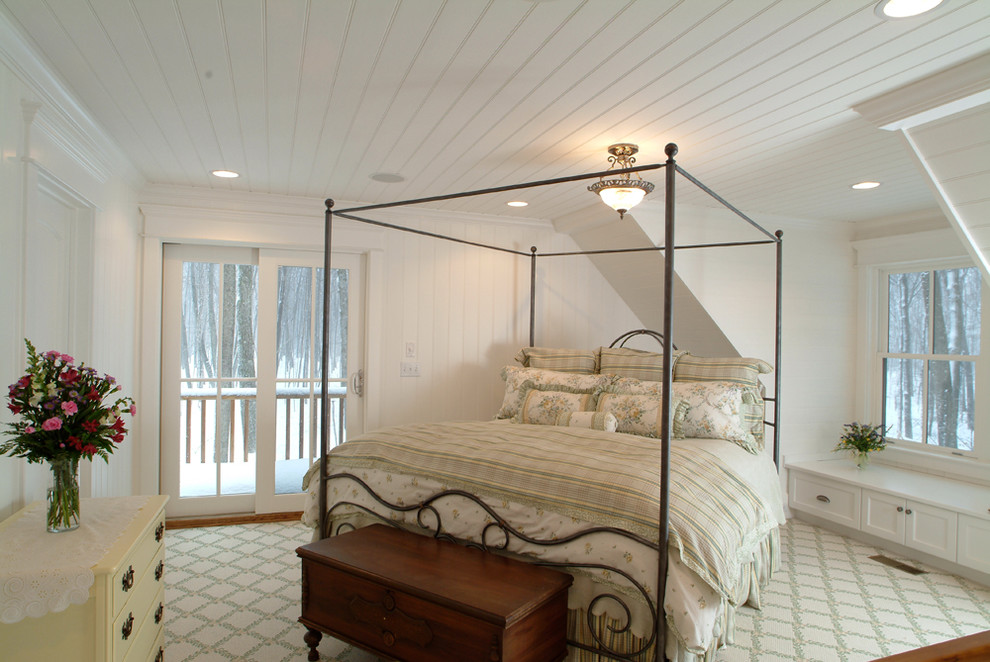 Immagine di una camera da letto rustica con pareti bianche