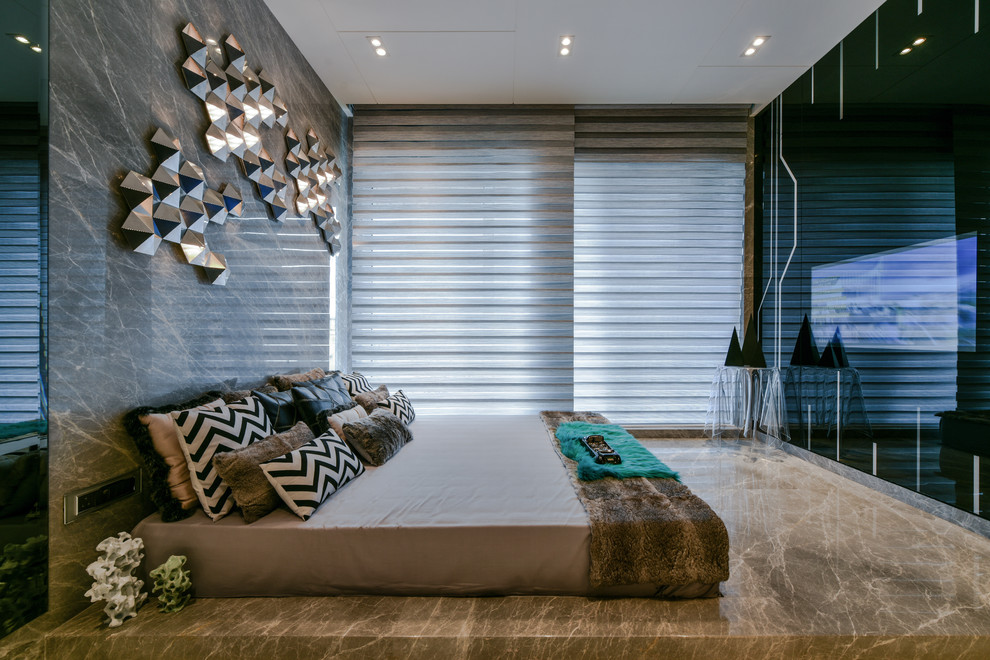 Immagine di una camera da letto design con pareti grigie e pavimento beige
