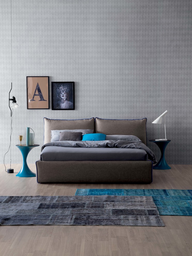 Großes Eklektisches Hauptschlafzimmer mit grauer Wandfarbe, hellem Holzboden und braunem Boden in Baltimore
