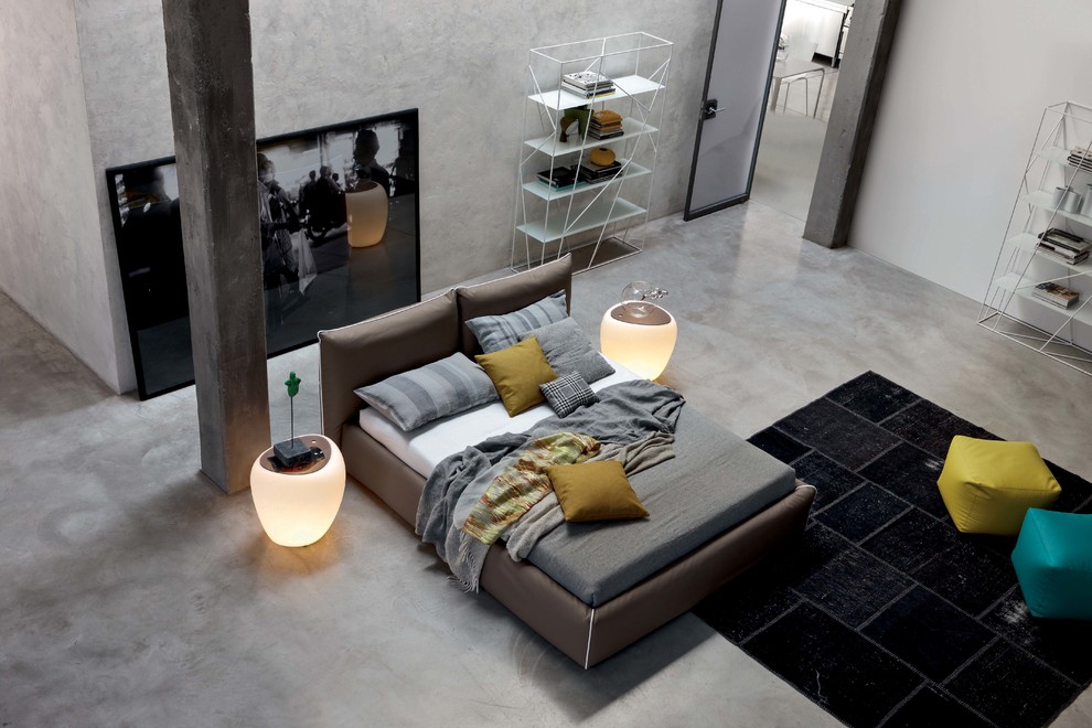 Источник вдохновения для домашнего уюта: большая спальня на антресоли в стиле лофт с бежевыми стенами, бетонным полом и серым полом