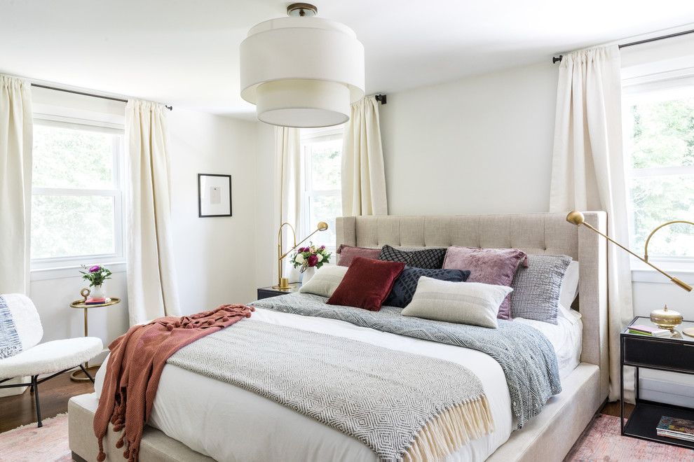 ボストンにある中くらいなコンテンポラリースタイルのおしゃれな主寝室 (白い壁、濃色無垢フローリング、茶色い床、暖炉なし) のレイアウト
