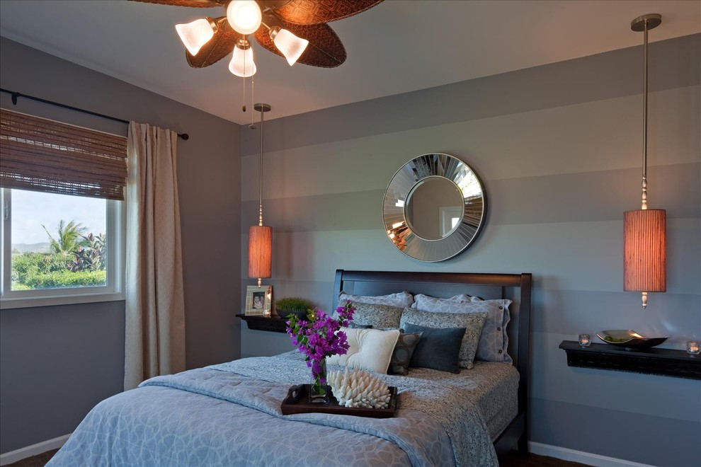 Immagine di una camera da letto design con pareti multicolore