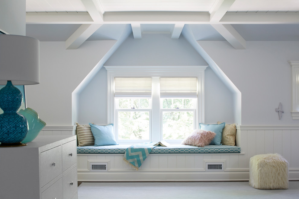 Источник вдохновения для домашнего уюта: спальня на мансарде в морском стиле с серыми стенами, темным паркетным полом и коричневым полом