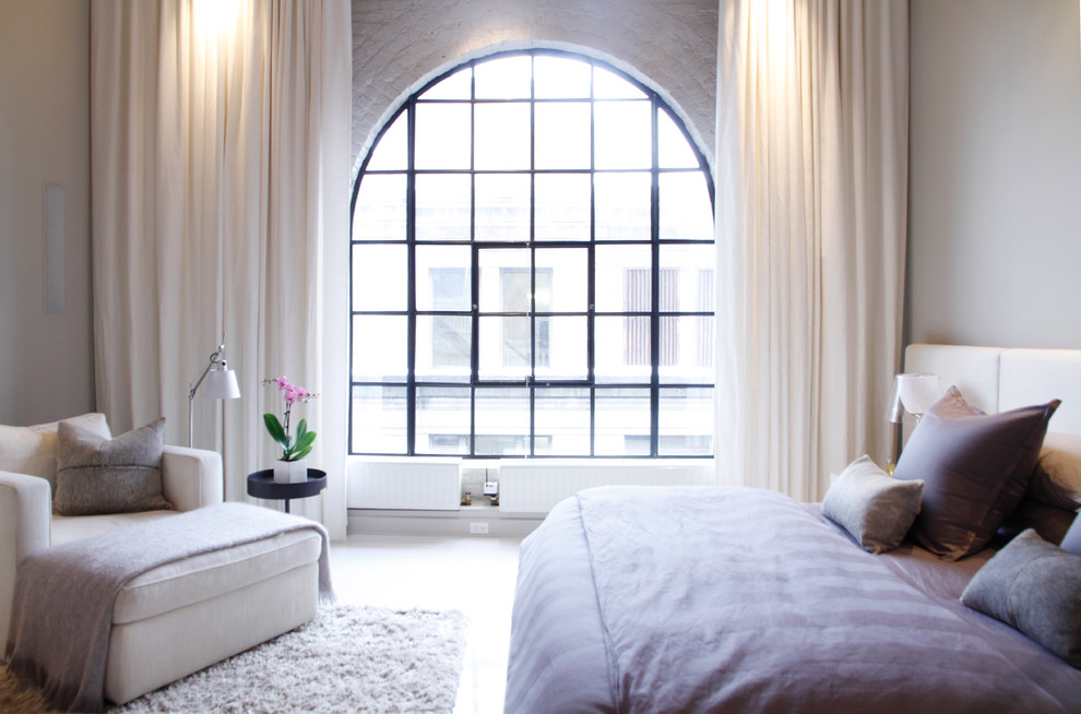 Modernes Schlafzimmer mit grauer Wandfarbe in Montreal