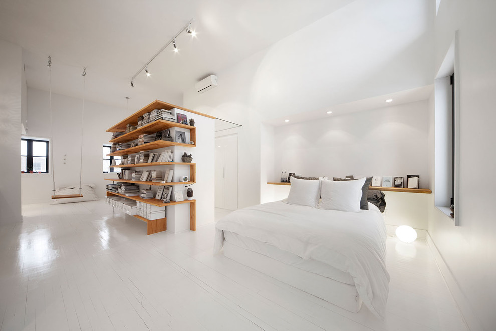 Diseño de dormitorio contemporáneo con paredes blancas, suelo de madera pintada y suelo blanco