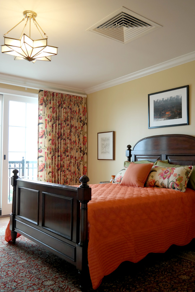 На фото: хозяйская спальня среднего размера в классическом стиле с бежевыми стенами, темным паркетным полом и коричневым полом