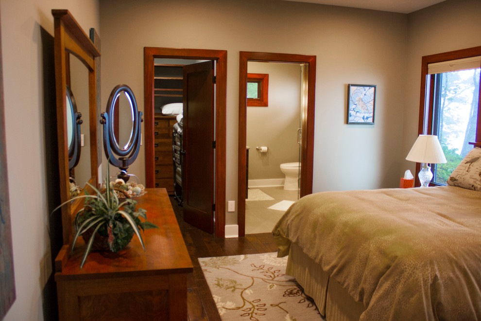 Стильный дизайн: огромная гостевая спальня (комната для гостей) в современном стиле с серыми стенами, темным паркетным полом и коричневым полом без камина - последний тренд