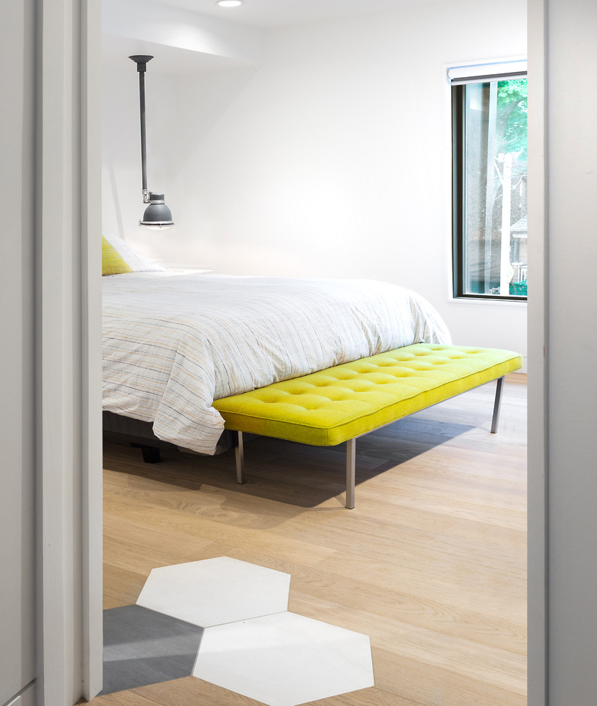 Свежая идея для дизайна: гостевая спальня среднего размера, (комната для гостей) в современном стиле с белыми стенами и светлым паркетным полом без камина - отличное фото интерьера
