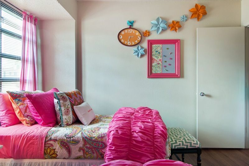 Idee per una piccola camera da letto classica con pareti beige e parquet chiaro