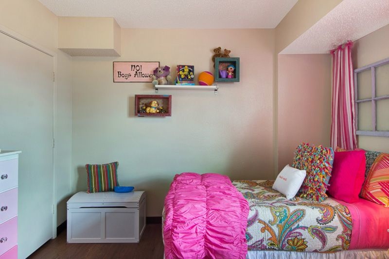 Imagen de dormitorio clásico renovado pequeño con paredes beige y suelo de madera clara