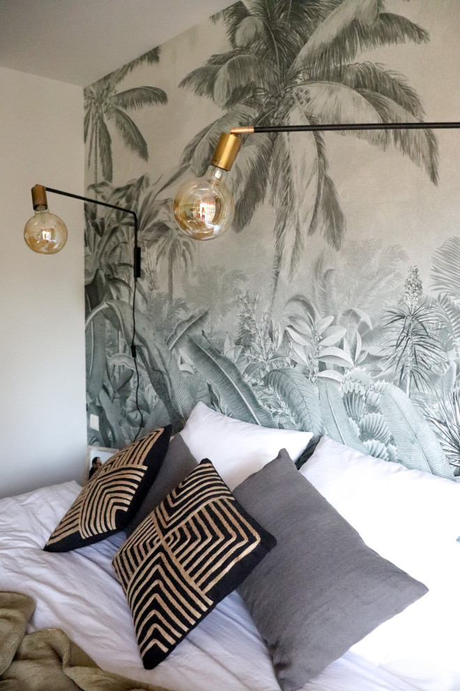Kleines Hauptschlafzimmer ohne Kamin mit grauer Wandfarbe, dunklem Holzboden, braunem Boden und Tapetenwänden in Nizza
