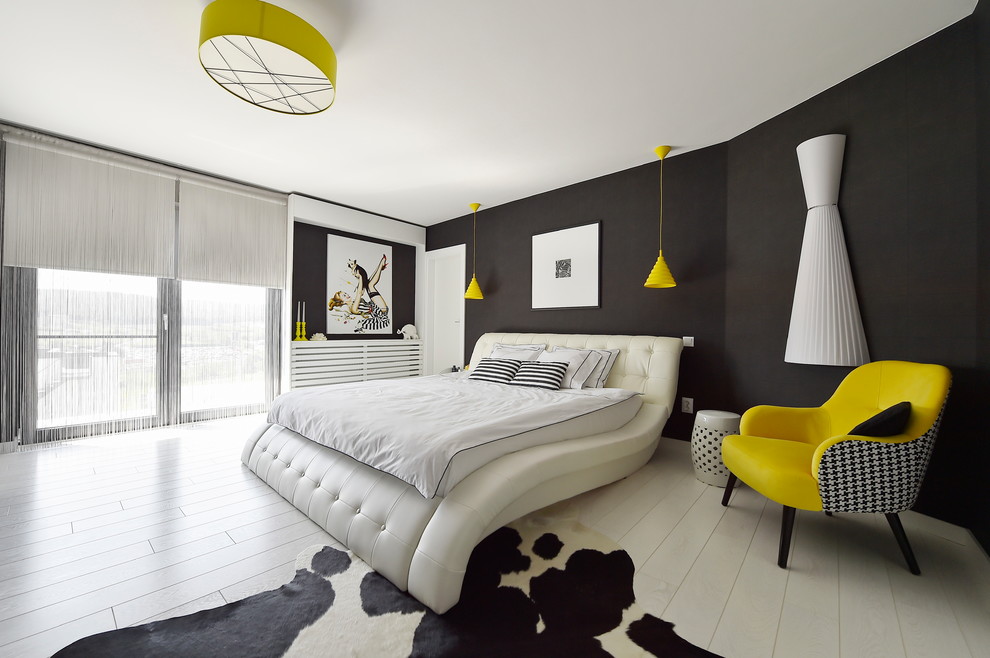 Foto de dormitorio principal actual pequeño con paredes negras, suelo laminado y suelo blanco