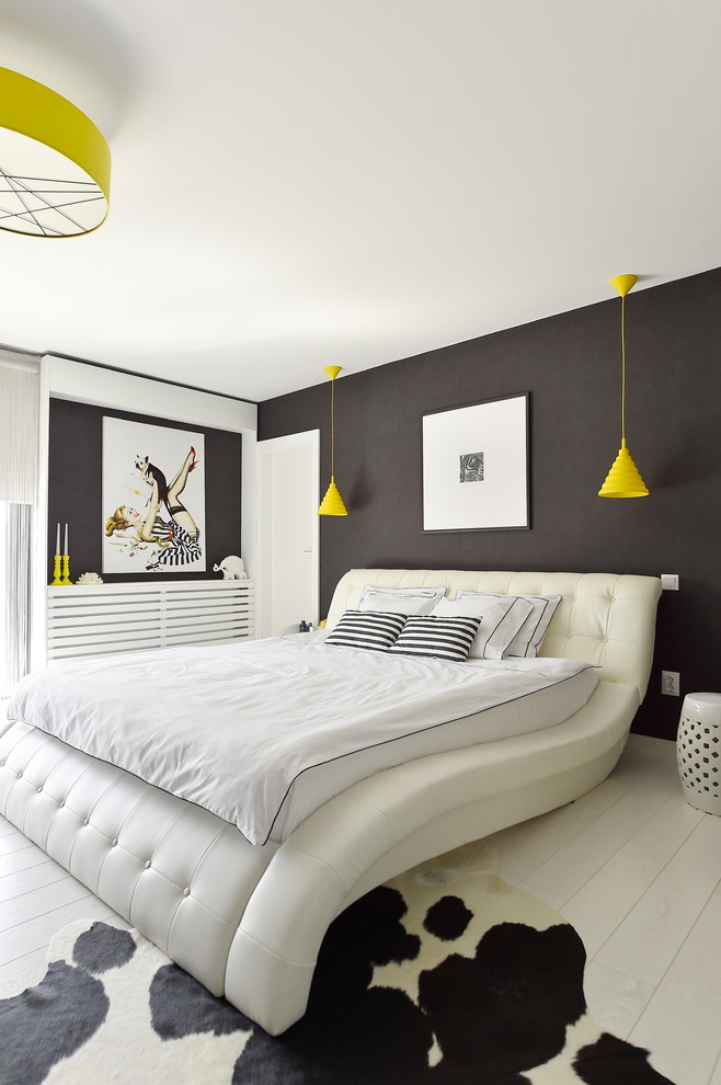 На фото: маленькая хозяйская спальня в современном стиле с черными стенами, полом из ламината и белым полом для на участке и в саду