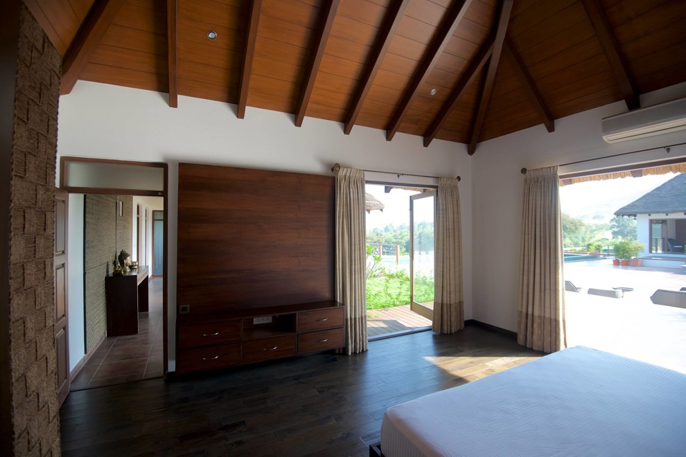 バンガロールにあるトロピカルスタイルのおしゃれな寝室のインテリア