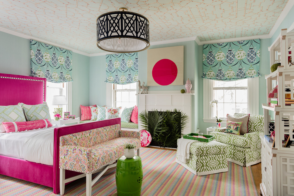 Idee per una camera da letto chic con pareti verdi, parquet chiaro, camino classico e pavimento beige