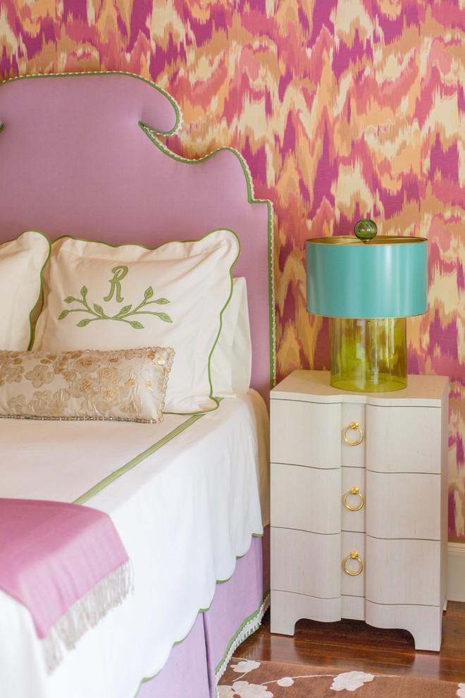 ボストンにあるトランジショナルスタイルのおしゃれな客用寝室 (オレンジの壁、濃色無垢フローリング) のレイアウト