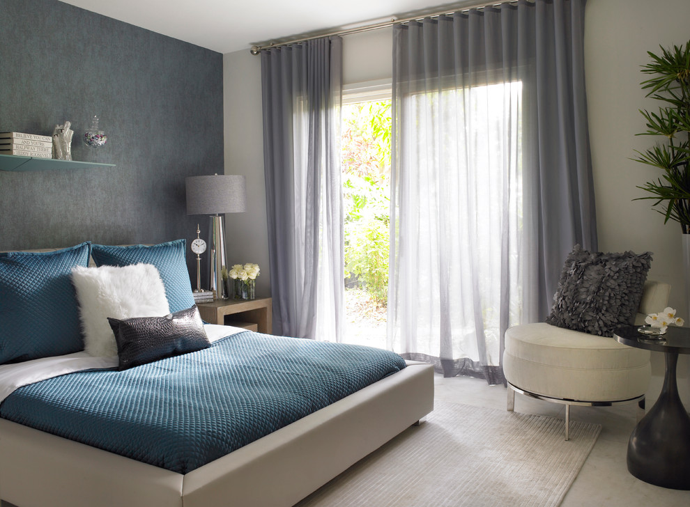 Свежая идея для дизайна: гостевая спальня среднего размера, (комната для гостей): освещение в стиле модернизм с серыми стенами и ковровым покрытием без камина - отличное фото интерьера