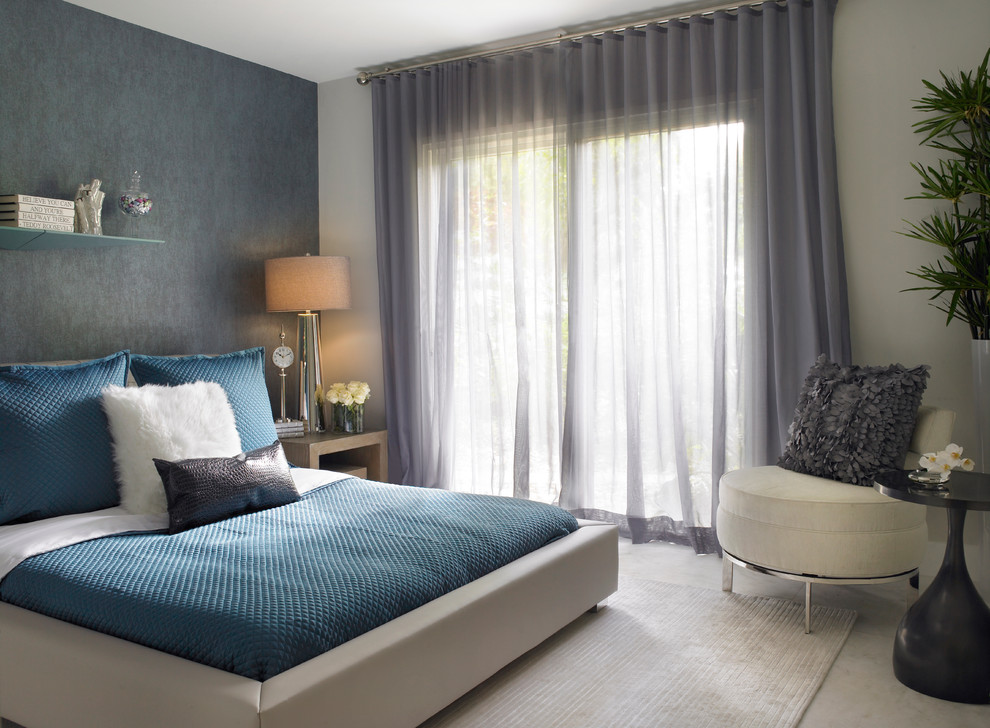 Mittelgroßes Modernes Gästezimmer ohne Kamin mit grauer Wandfarbe, Teppichboden und beigem Boden in Miami