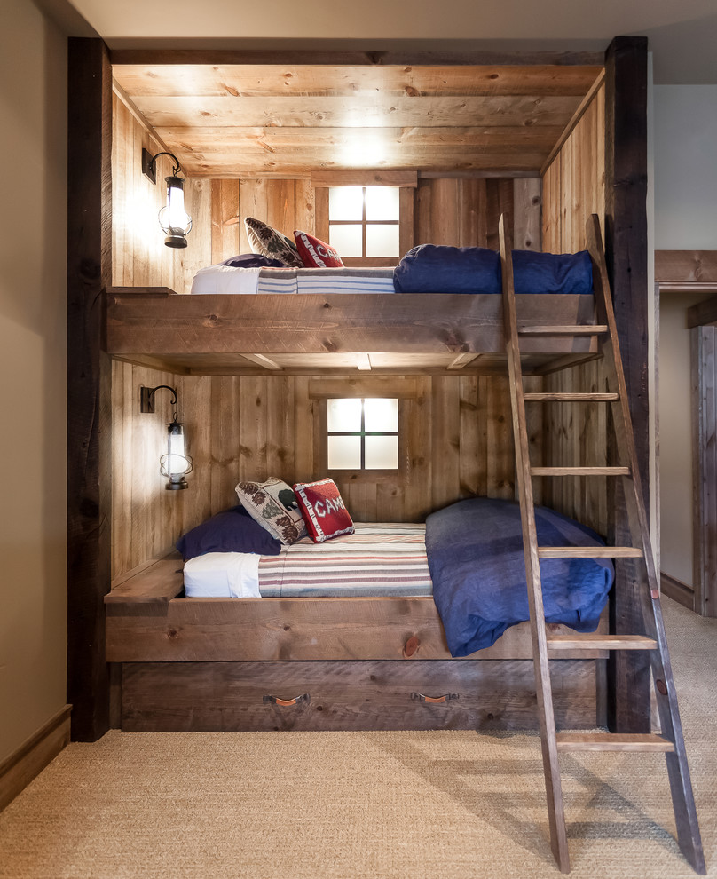 Immagine di una camera da letto stile rurale con pareti beige, moquette e nessun camino