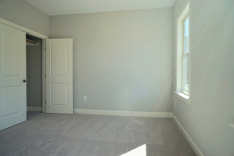 Aménagement d'une chambre contemporaine de taille moyenne avec un mur beige et aucune cheminée.