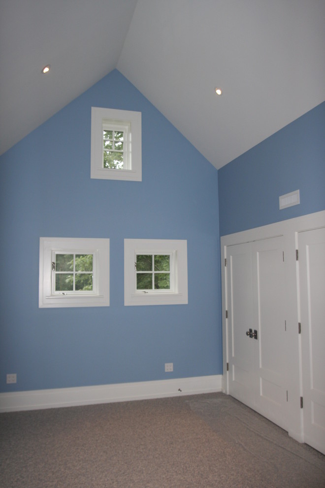 Свежая идея для дизайна: гостевая спальня среднего размера, (комната для гостей) в классическом стиле с синими стенами, ковровым покрытием и серым полом без камина - отличное фото интерьера