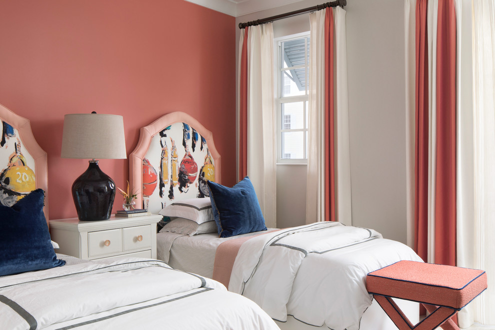 На фото: маленькая гостевая спальня (комната для гостей) в морском стиле с розовыми стенами, полом из ламината и серым полом для на участке и в саду с
