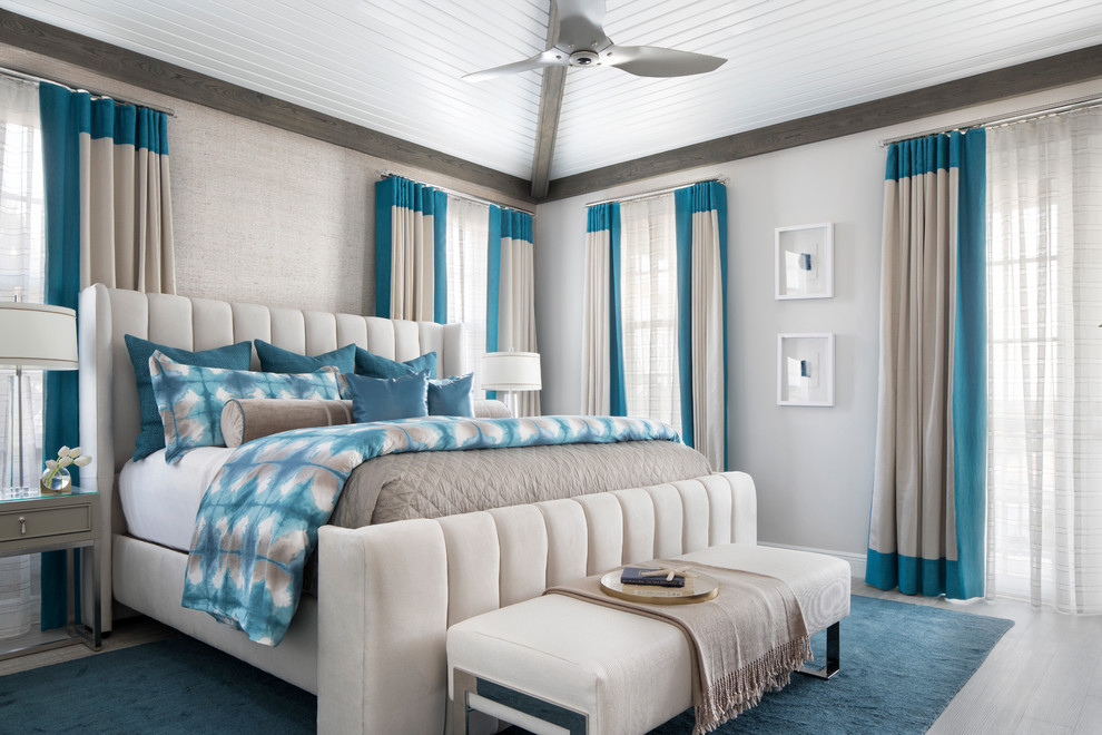 Пример оригинального дизайна: хозяйская спальня среднего размера в морском стиле с серыми стенами, полом из ламината и серым полом