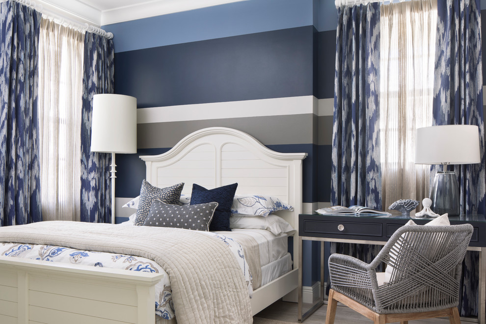 Imagen de habitación de invitados costera pequeña con paredes multicolor, suelo laminado y suelo gris