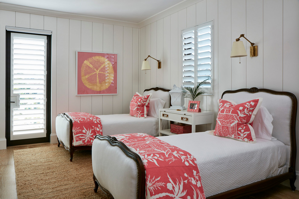 マイアミにあるビーチスタイルのおしゃれな客用寝室 (白い壁) のインテリア