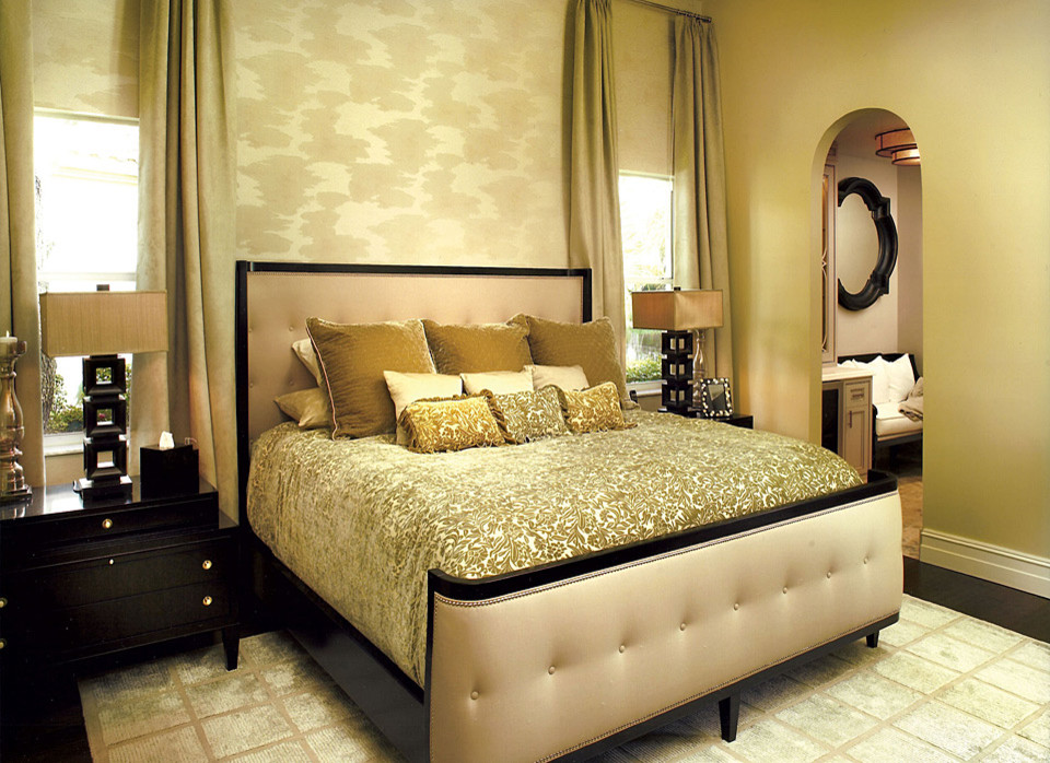 Ejemplo de dormitorio principal clásico renovado de tamaño medio sin chimenea con paredes amarillas y suelo de madera oscura