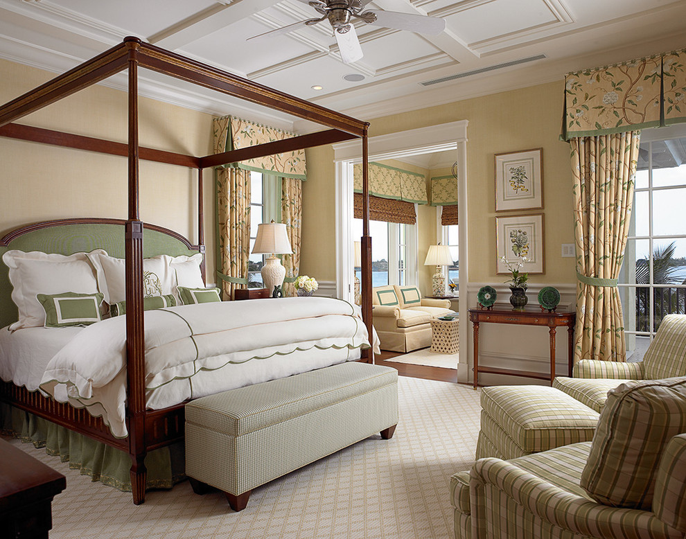 На фото: огромная хозяйская спальня в классическом стиле с ковровым покрытием и бежевыми стенами