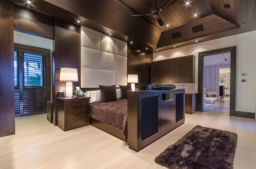Ejemplo de habitación de invitados contemporánea grande con paredes blancas y suelo de madera clara