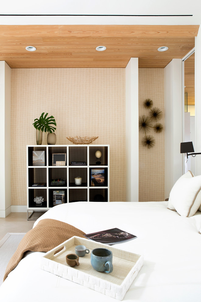Свежая идея для дизайна: большая хозяйская спальня в современном стиле с белыми стенами, полом из известняка и бежевым полом без камина - отличное фото интерьера