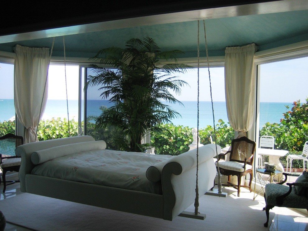 マイアミにある中くらいなエクレクティックスタイルのおしゃれな客用寝室 (青い壁、大理石の床、暖炉なし) のレイアウト
