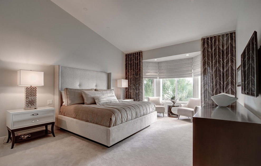 Idee per una camera da letto moderna con pareti beige e moquette