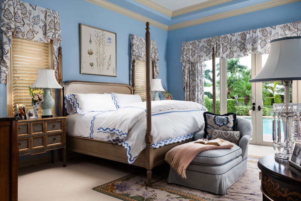 Пример оригинального дизайна: спальня в классическом стиле с синими стенами и ковровым покрытием